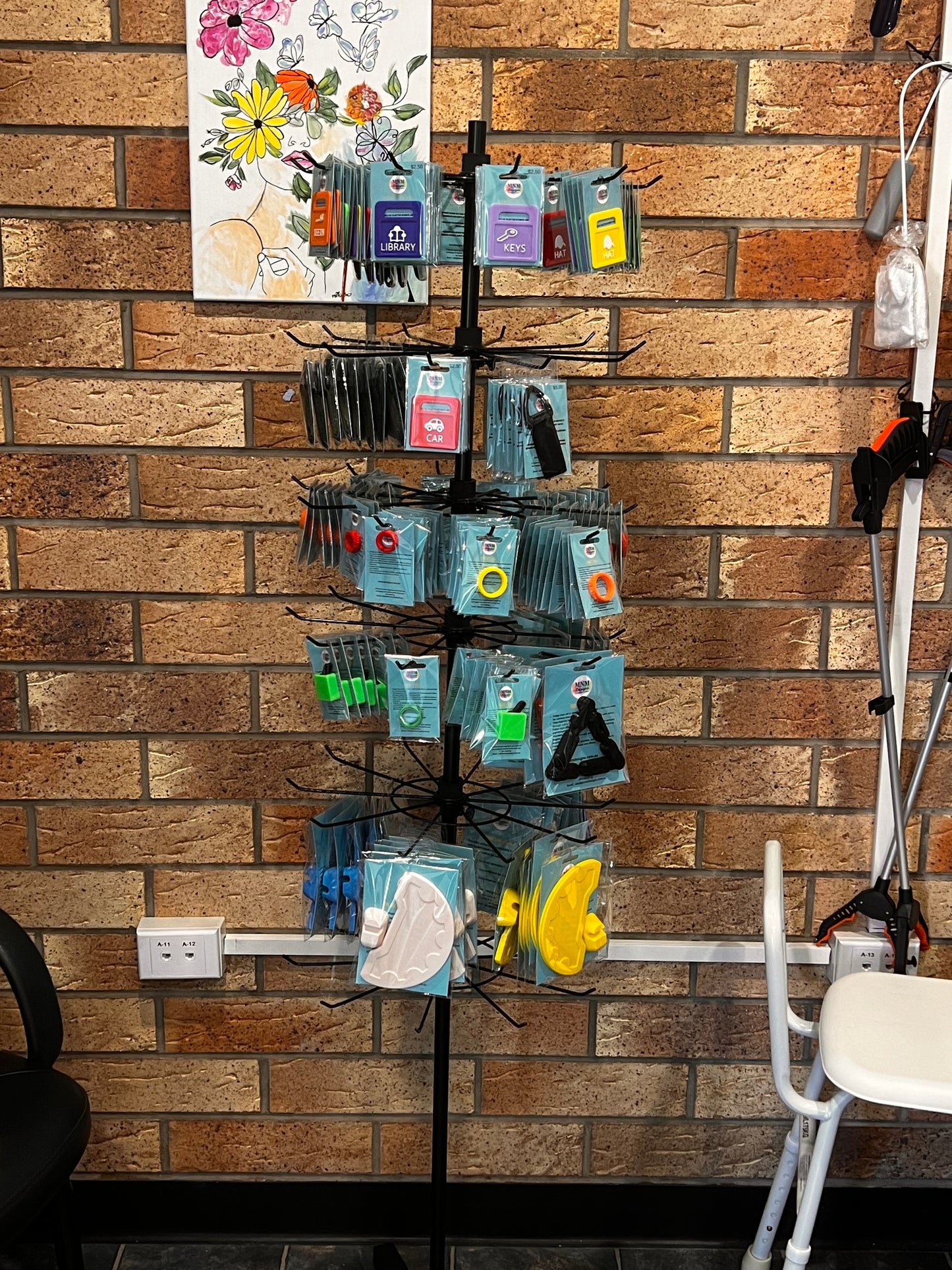 Black display rack to display products on a counter